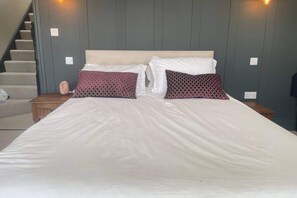 Casa bàsica, diversos llits | 3 dormitoris i espai de treball apte per a portàtils 
