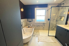 Basic House, Multiple Beds | Bathroom | Towels, soap, shampoo, toilet paper - Stylish 3BD House With Private Garden - Tooting (London)