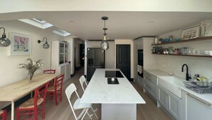 Maison, plusieurs lits | Cuisine privée