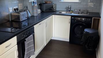 Apartment, Multiple Beds | Private kitchen | Fridge, microwave, oven, stovetop