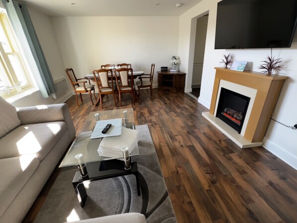 Leilighet, flere senger | Oppholdsområde | Flatskjerm-TV og peis