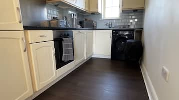 Apartment, Multiple Beds | Private kitchen | Fridge, microwave, oven, stovetop