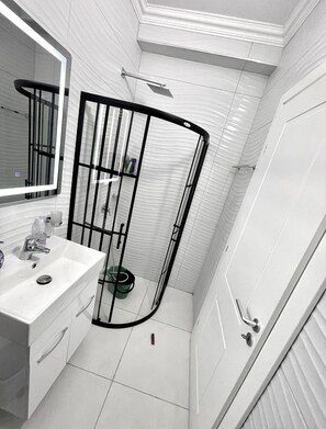 Appartement, 1 eenpersoonsbed | Badkamer | Een douche, een haardroger, handdoeken