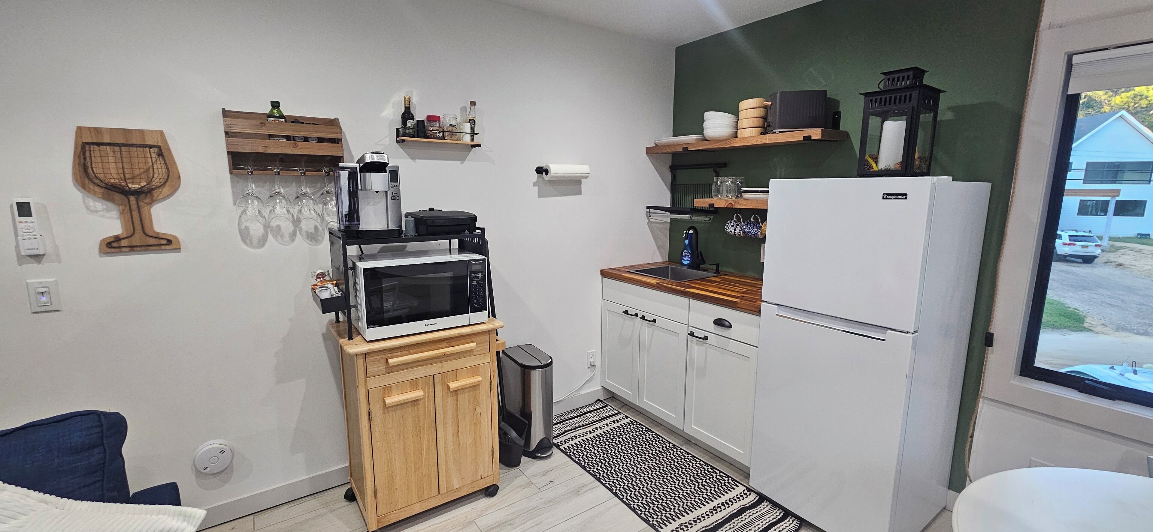 Frigorífico, microondas, placa de cocina y cafetera o tetera