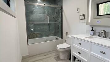 SĂšche-cheveux, bidet, serviettes fournies, savon