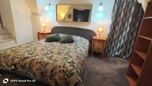 1 slaapkamer, een bureau, een strijkplank/strijkijzer, reisbedje