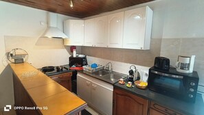 Een koelkast, een magnetron, een oven, een kookplaat