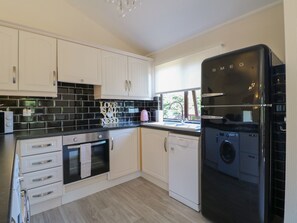 Refrigerador, lavavajillas, tetera/pava eléctrica, tostadora