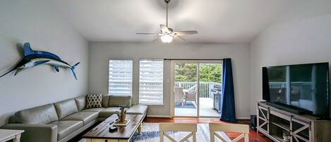 Een smart-tv en tafelvoetbal