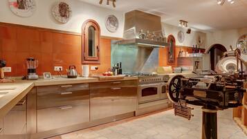 Villa | Dapur peribadi | Peti sejuk/penyejuk beku saiz penuh, ketuhar gelombang mikro, ketuhar