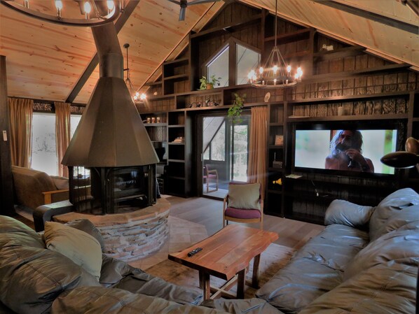 Smart TV, fireplace - Enjoy A memorable experience in our unique Cabin on Wisconsin River (Mauston)