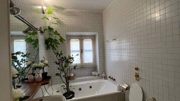 Doccia, asciugacapelli, bidet, asciugamani