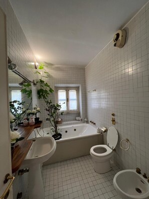 Shower, hair dryer, bidet, towels - Fashionable by the canals (Milano)