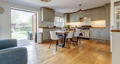 Walnut Cottage | Evenley Holiday Let | 2 Beds & Sleeps 4