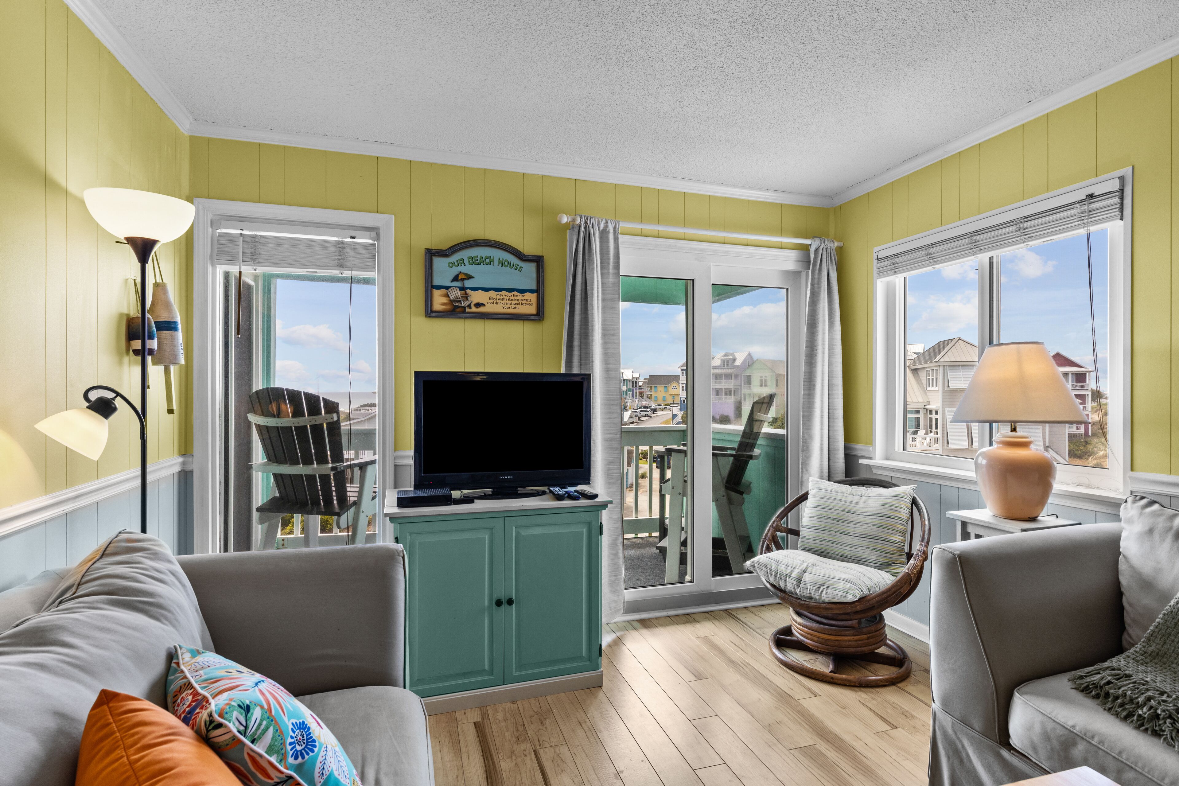 HOT SPRING DEAL! 3 NIGHT MINIMUM STAY IN THIS DELIGHTFUL OCEAN CONDO !