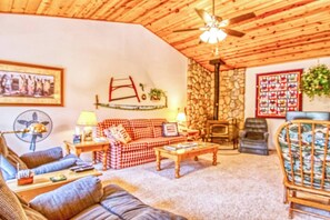 TV, fireplace - Cottonwood Cottage at Pine Mountain Lake (Groveland)
