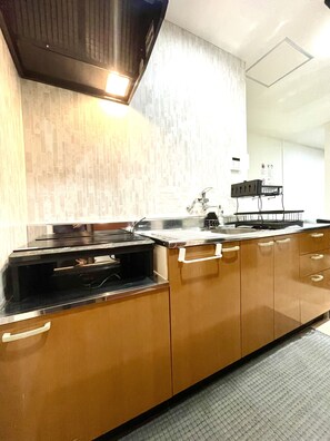 Fridge, microwave, stovetop, cookware/dishes/utensils - 【大阪No.1ロケーション】JR大阪駅、人気の梅田エリアから徒歩圏内。大阪観光地、USJ、難波、京都へ好アクセス！ (大阪市北区中津)
