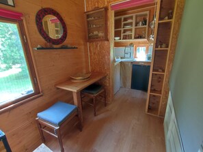 Frigorífico, placa de cocina, hervidor eléctrico y utensilios de cocina