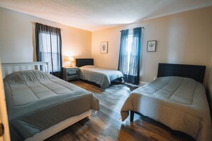 5 Schlafzimmer, Schreibtisch, Bügeleisen/Bügelbrett, WLAN