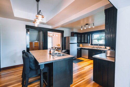 Downtown Escape: Great for large families & groups 