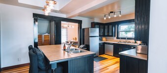 Downtown Escape: Great for large families & groups 