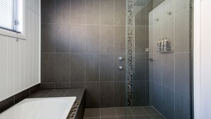 Bañera, secador de pelo y toallas
