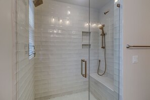 Combined shower/tub, hair dryer, towels