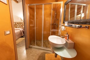 Dusche, Haartrockner, Bidet, Handtücher