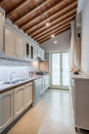 冷蔵庫、電子レンジ、オーブン、コンロ