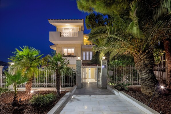 Front of property - The Southern Mansion (Vari-Voula-Vouliagmeni)
