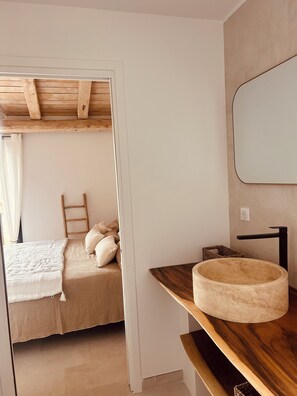 3 chambres, coffres-forts dans les chambres, fer et planche à repasser