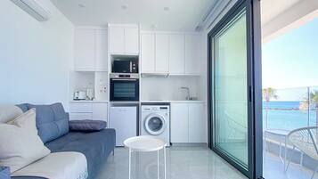 Luxury-Apartment | Wohnbereich | 43-Zoll-Smart-TV mit Digitalempfang, Fernseher