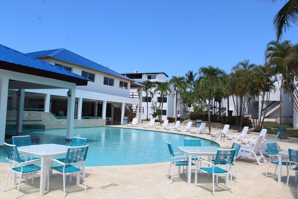 2 outdoor pools