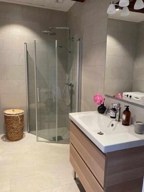 Suite | Bagno | Doccia, set di cortesia gratuito, asciugacapelli, asciugamani