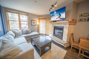 Living area - Silver Mill 8163 (Keystone)