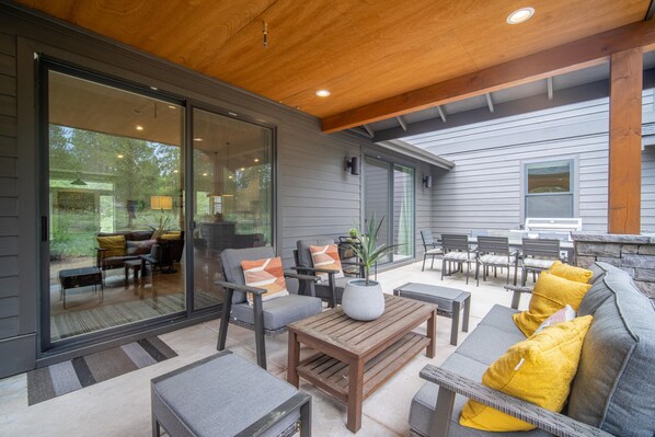 Outdoor dining - Family Getaway with Access to The Cove (Sunriver)