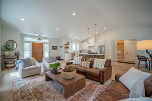 TV, caminetto, tavolo da calcetto