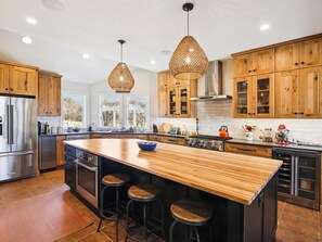 Fridge, microwave, oven, stovetop - Minutes from Downtown St. Michaels | Pool | Kayaks | 350 Ft of Shoreline | Luxur (Saint Michaels)