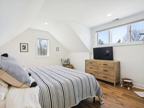 6 bedrooms, desk, iron/ironing board, travel crib