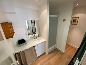 Doccia, asciugacapelli, asciugamani, sapone