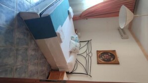 A room with a bed, a wall-mounted air conditioner, a ceiling fan, and a framed picture. - Villa Lucia Fontane Bianche (Fontane Bianche)