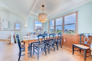 Dining - Oceanside Home w/ Private Pool, Hot Tub, + Grill. Beach Just a Quick Stroll Away (Salvo)
