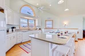 Een koelkast, een microgolfoven, een oven, een kookplaat