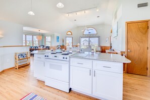 Fridge, microwave, oven, stovetop - Oceanside Home w/ Private Pool, Hot Tub, + Grill. Beach Just a Quick Stroll Away (Salvo)