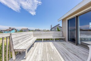 Terrace/patio - Oceanside Home w/ Private Pool, Hot Tub, + Grill. Beach Just a Quick Stroll Away (Salvo)