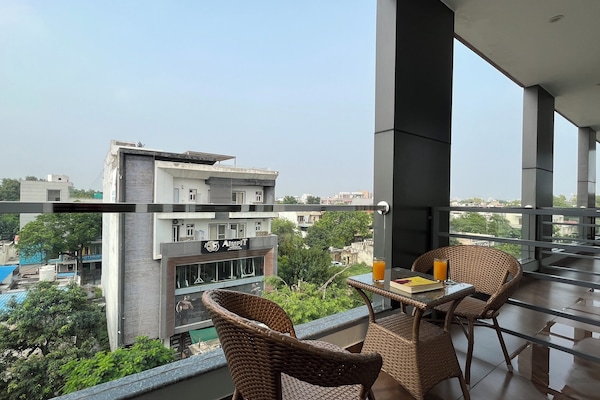 Daily local cuisine breakfast (INR 600 per person)