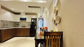 Habitación junior, 1 habitación | Cocina privada | Refrigerador, microondas, parrilla de estufa y tostadora 