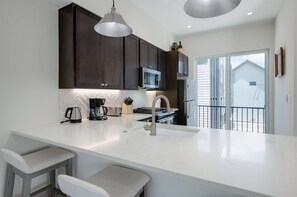 Kühlschrank, Mikrowelle, Herdplatte, Wasserkocher mit Kaffee-/Teezubehör