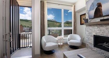 Fourth Street Crossing Traverse Townhome: Stylish Retreat