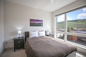 3 habitaciones, tabla de planchar con plancha, internet y ropa de cama 